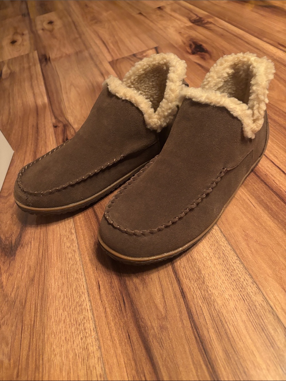 Minnetonka  Taren boot brown Suede Moccasin Slippers with Cream Sherpa Colla